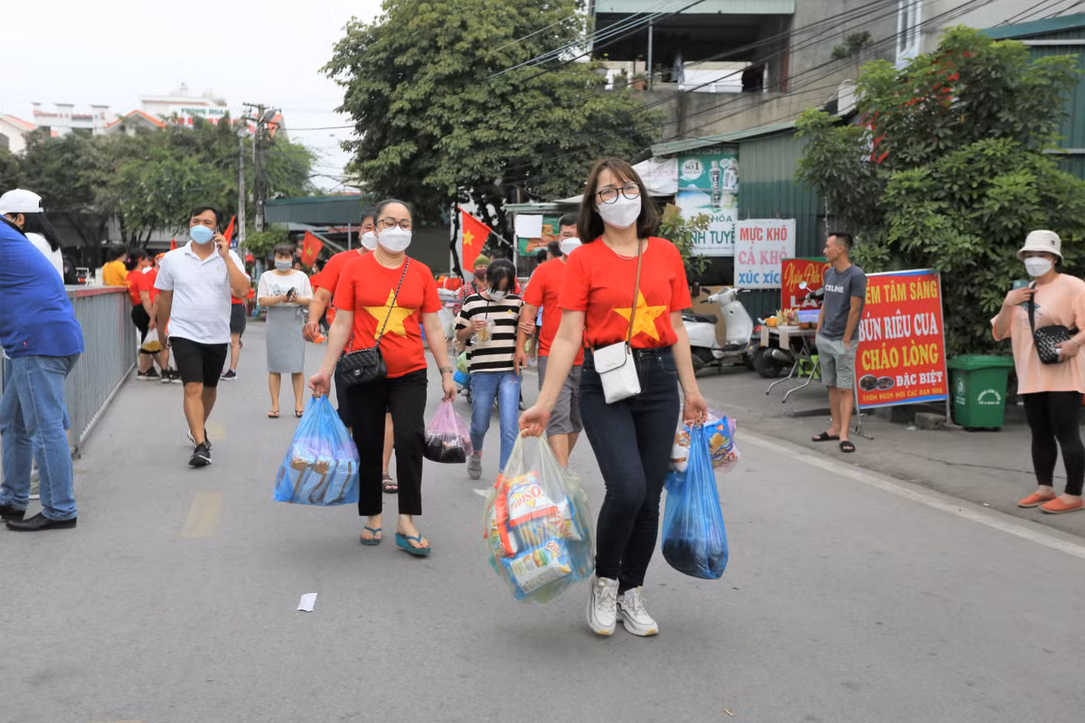 Những túi đồ ăn được các CĐV chuẩn bị để ăn tối tạm lấy sức cổ vũ cho các cô gái đáng yêu của đội tuyển nữ Việt Nam.