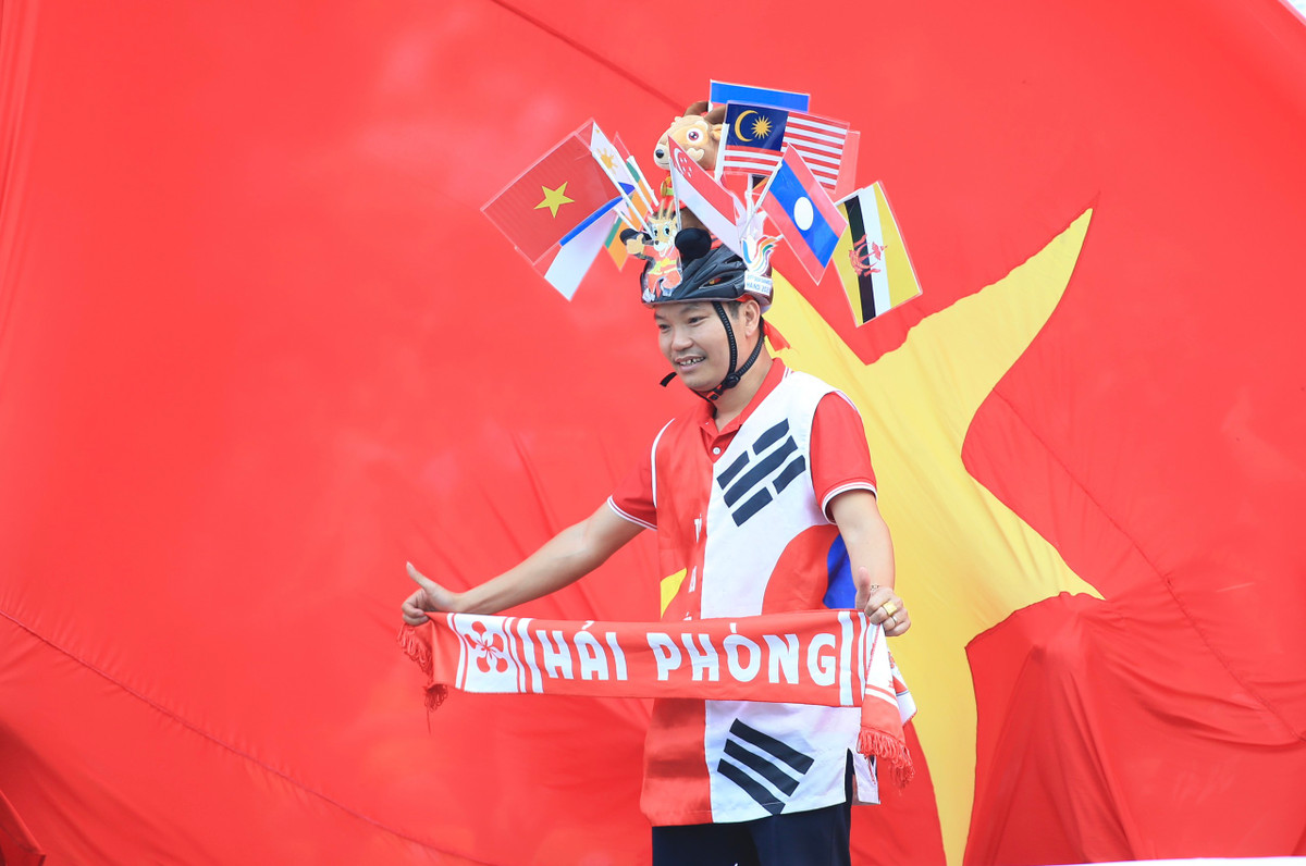 Còn trên khán đài, nhiều khán giả Việt Nam vào sân từ trận tranh giải ba giữa Philippines và Myanmar để giữ ghế.