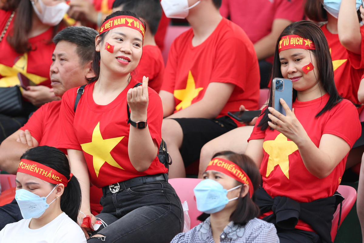 Chia sẻ với PV, chị Đỗ Lan Hương (25 tuổi, Hạ Long) cho biết: "Mình phải thu xếp xong công việc nhà từ sáng để buổi trưa đi sang Cẩm Phả. Nỗi lo không được vào sân luôn canh cánh vì sức nóng của trận đấu này nên mình phải đi từ rất sớm để có cơ hội hòa mình vào không khí lễ hội. Hy vọng Thanh Nhã và các đồng đội bảo vệ thành công HCV SEA Games 31".