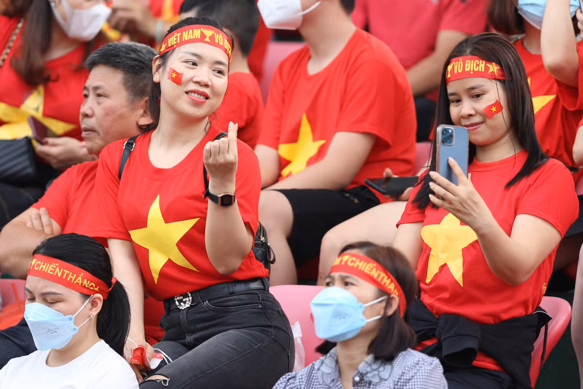 Chia sẻ với PV, chị Đỗ Lan Hương (25 tuổi, Hạ Long) cho biết: "Mình phải thu xếp xong công việc nhà từ sáng để buổi trưa đi sang Cẩm Phả. Nỗi lo không được vào sân luôn canh cánh vì sức nóng của trận đấu này nên mình phải đi từ rất sớm để có cơ hội hòa mình vào không khí lễ hội. Hy vọng Thanh Nhã và các đồng đội bảo vệ thành công HCV SEA Games 31".