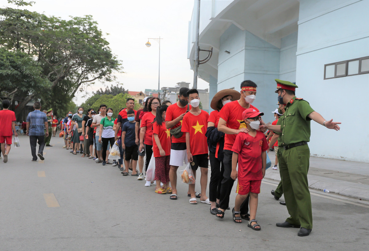 Công tác an ninh ngoài sân được thắt chặt. Các CĐV vào sân cổ vũ theo đúng định không được mang chai nhựa, vụ khí cũng như những vật gây nguy hiểm.