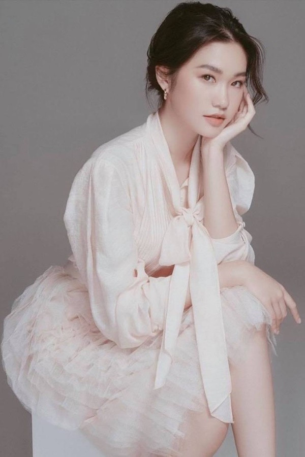 Doãn Hải My sinh ra và lớn lên ở Hà Nội, gây chú ý bởi nhan sắc ngọt ngào, nụ cười rạng rỡ.