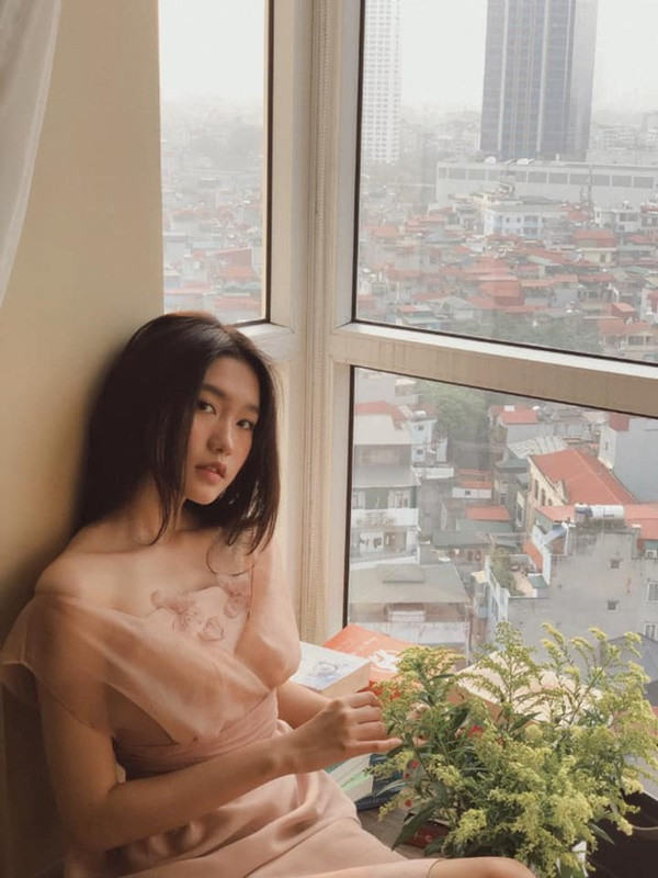 Người đẹp sinh năm 2001 có vốn tiếng Anh tốt với Ielts 7,0, tiếng Trung giao tiếp.