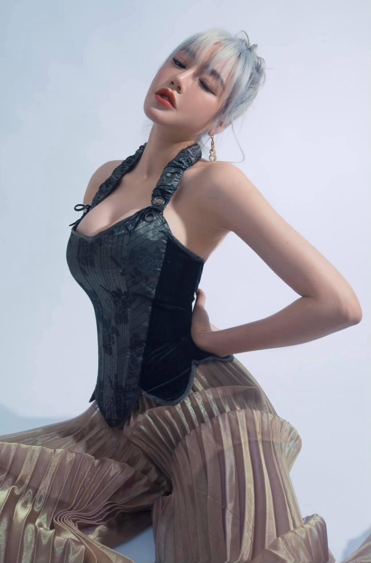 Cụ thể, Elly từng chia sẻ rằng: "Elly vô cùng cảm kích vì thời gian qua mình đã phải hủy nhiều công việc ở Thái Lan do dịch bệnh nhưng không ngờ là truyền thông và khán giả Thái Lan vẫn dành nhiều tình cảm cho mình".