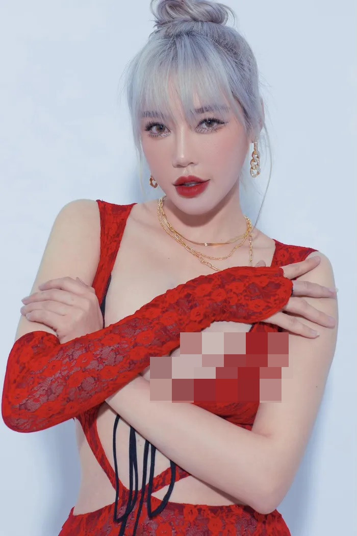 "Hot girl ngực khủng" Elly Trần cho biết trải qua nhiều biến cố, cô muốn làm mới mình từ bên trong lẫn bên ngoài và bộ ảnh này là "phát súng" đầu tiên cho sự trở lại đầy mạnh mẽ.