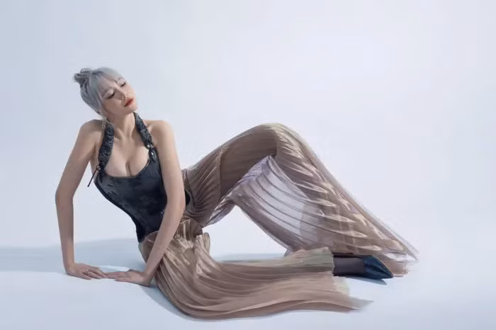 Điểm nhấn của những tấm hình trên trang cá nhân của hot girl Elly Trần không ngoài những bộ cảnh mà còn tới từ thân hình bốc lửa của nữ chính.