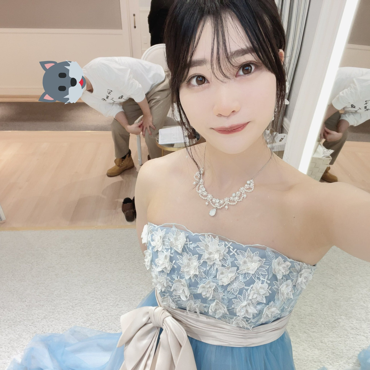 Bên dưới bài đăng, ngoài những bình luận trầm trồ trước vẻ ngoài của cô nàng cũng có những comment dí dỏm, bày tỏ sự lo lắng cho chú rể…