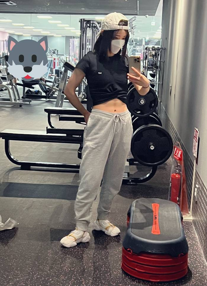 Nam chia sẻ bức ảnh trên X (trước đây là Twitter) kèm dòng trạng thái: “Cơ lưng khá đô của tôi vẫn trông rất tuyệt vời khi tôi khoác lên mình bộ váy cưới”.