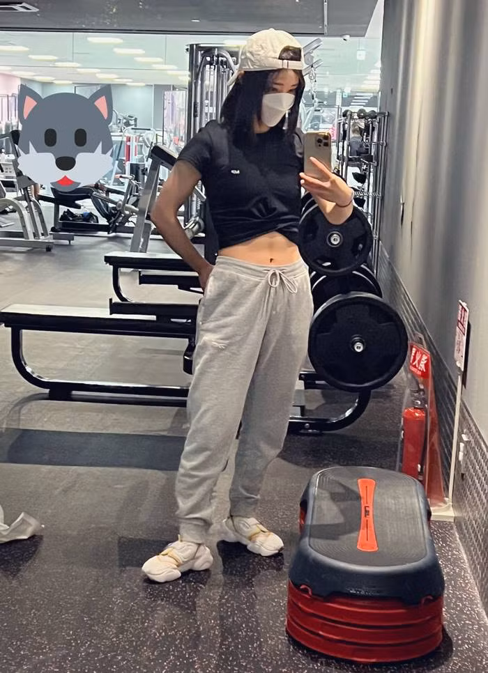 Nam chia sẻ bức ảnh trên X (trước đây là Twitter) kèm dòng trạng thái: “Cơ lưng khá đô của tôi vẫn trông rất tuyệt vời khi tôi khoác lên mình bộ váy cưới”.