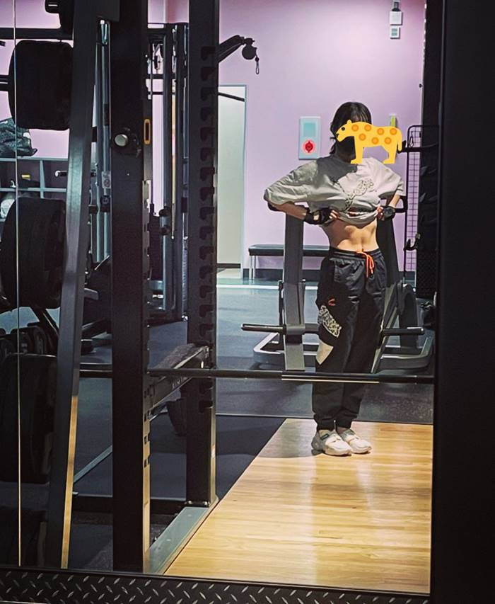 Cô dâu này cũng cho hay rất vui và bất ngờ khi có nhiều người quan tâm đến bức hình thử váy cưới của cô đến vậy.