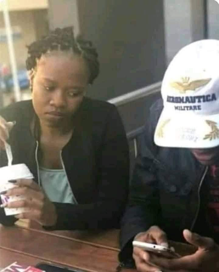 Đi ăn cùng nhau nhưng mắt cứ dính vào điện thoại, hội anh cứ cẩn bận bị người yêu dỗi.