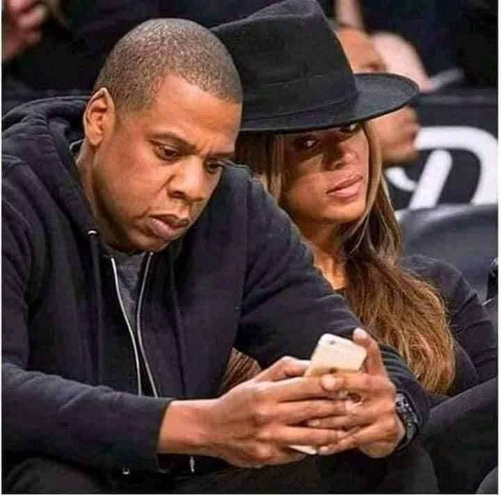 Cứ ngồi cạnh là Beyoncé lại có thói quen nhìn sang điện thoại của chồng.