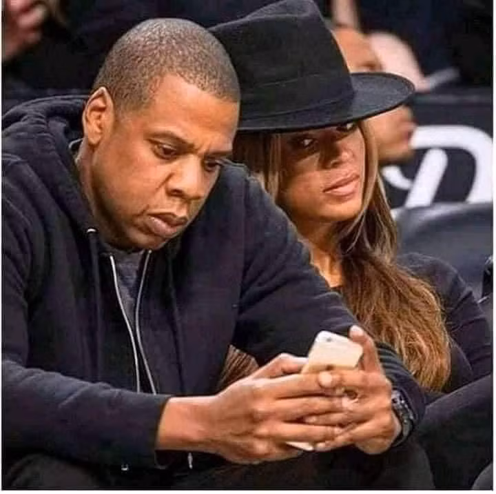 Cứ ngồi cạnh là Beyoncé lại có thói quen nhìn sang điện thoại của chồng.
