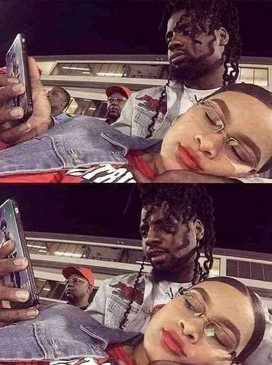 Tưởng là người yêu ngủ gật nhưng chỉ là "skill" để xem người yêu đang làm gì trong điện thoại thôi.