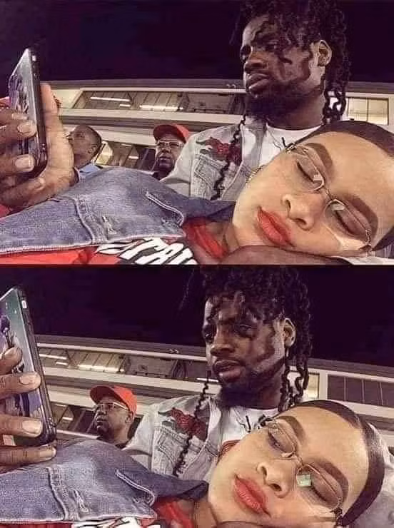 Tưởng là người yêu ngủ gật nhưng chỉ là "skill" để xem người yêu đang làm gì trong điện thoại thôi.