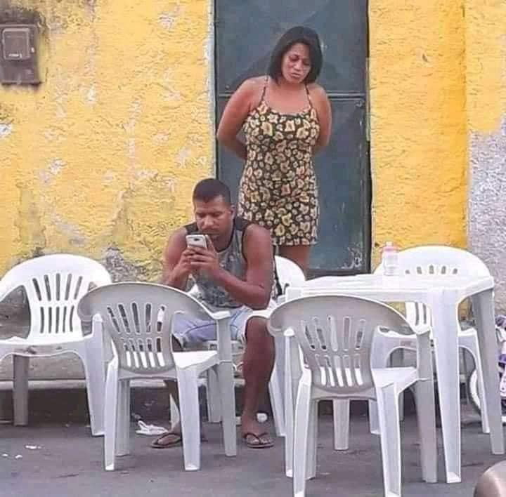 Chính vì vậy mà mỗi khi ngồi gần nhau, hội chị em liền thi triển độc chiêu nhìn trộm điện thoại của người yêu.