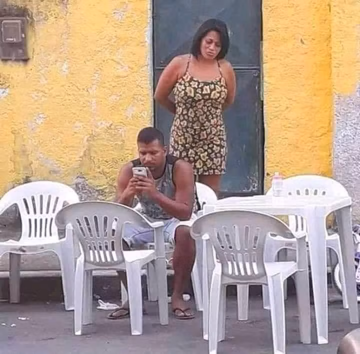 Chính vì vậy mà mỗi khi ngồi gần nhau, hội chị em liền thi triển độc chiêu nhìn trộm điện thoại của người yêu.