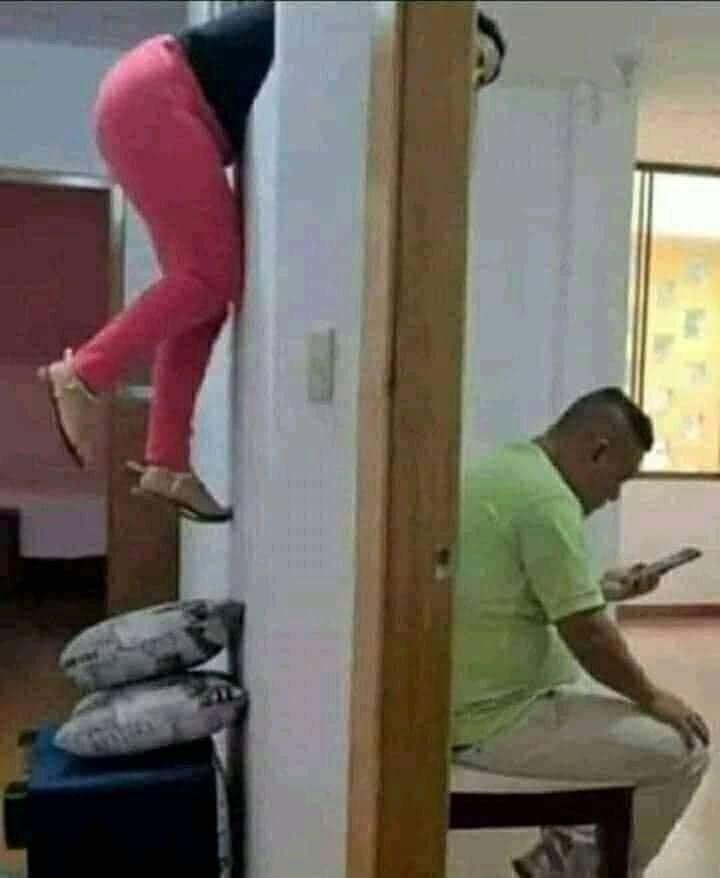 Để xem trộm điện thoại của người yêu, hội chị em có thể bất chấp.