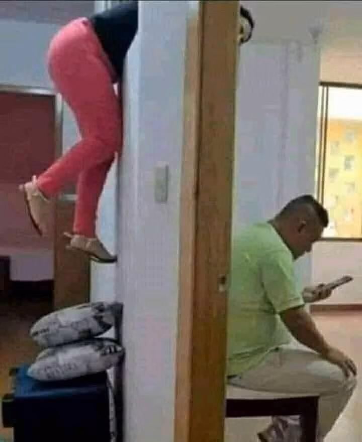 Để xem trộm điện thoại của người yêu, hội chị em có thể bất chấp.