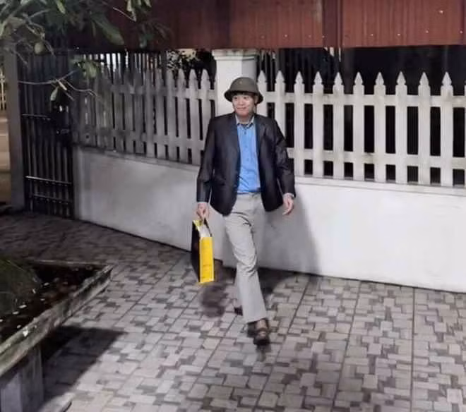 Còn các chàng trai cũng "biến hình" theo phong cách "chững chạc" với áo sơ mi cùng bộ vest kèm thêm mũ cối, hay những chiếc mũ chỉ người trung niên mới sử dụng.