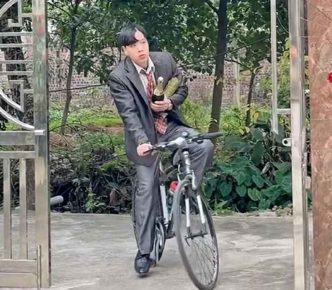 Các video này đều được giới trẻ kỳ công sáng tạo để bắt trend. Người xem bật cười khi xem cảnh những cô gái trẻ "thế hệ trà sữa" mặc kiểu áo dài cho người đứng tuổi, thậm chí diện luôn bộ áo nâu của các bà để ra mắt bố mẹ chồng tương lai, đảm bảo "giao diện" thể hiện đúng phong cách người phụ nữ của gia đình.