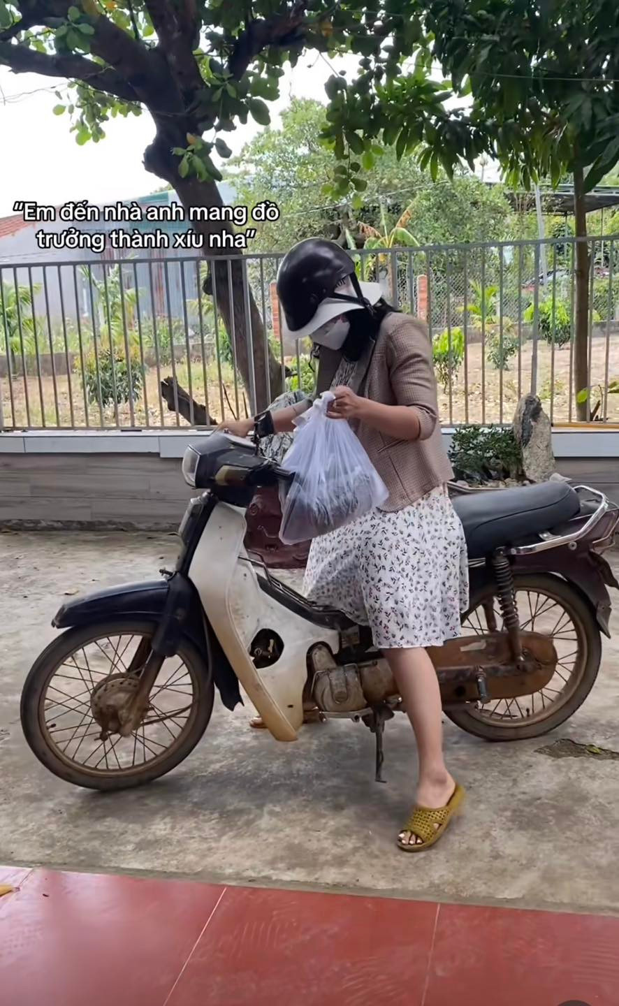 "Xem loạt video này, mình không nhịn nổi cười bởi những pha biến hình của các bạn trẻ GenZ muốn quay về những năm 198x."; "Bồi hồi nhớ lại màn ra mắt bố mẹ chồng tương lai 30 năm trước"; "Tuổi trẻ tài cao quá, các bạn trẻ bắt trend mà diễn như thật"; "Màn ra mắt ấn tượng thế này thì bố mẹ gật đầu đồng ý ngay thôi".. . là những bình luận từ cộng đồng mạng.