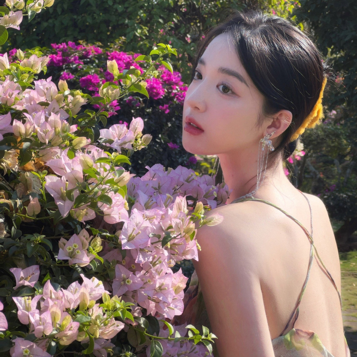 Hầu hết bình luận đều khen ngợi sắc vóc dậy thì thành công của Zhong Qiuqiu. "Xinh quá, nét đẹp kiểu trong veo, trong mướt luôn đó", "Da trắng mịn không tỳ vết", "Em xinh như một thiên thần",... là những bình luận của dân mạng.