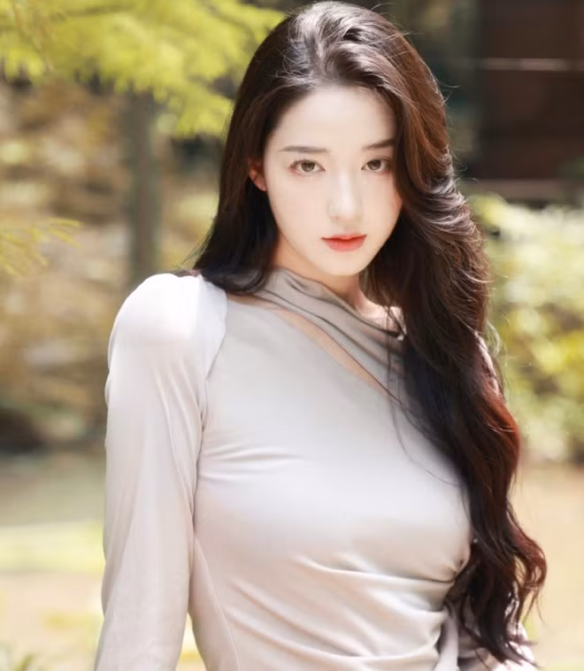 Hiện tại, Zhong Qiuqiu đã tốt nghiệp Học viện Hàng không Dân lập Trung Quốc, dựa vào sắc vóc cùng chiều cao ấn tượng lên đến 1m78, 3 vòng thon thả, cô lấn sân làm người mẫu, kinh doanh thời trang, thu hút gần 1 triệu người theo dõi trên mạng xã hội Weibo.