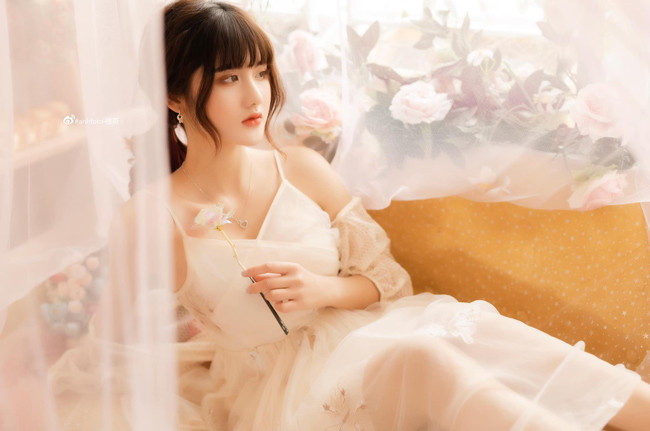 Thậm chí, các netizen còn đánh giá cao triển vọng tiến xa trong nghề người mẫu ảnh của Phạm Thị Hằng khi đánh giá thần thái của "hot girl xe ôm công nghệ" này càng có sắc và không lẫn vào đâu được.