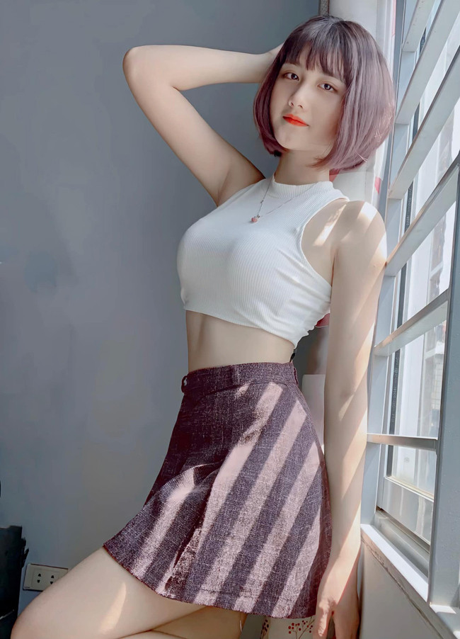 Nhớ lại bộ ảnh từng đưa mình nổi tiếng trên MXH, Phạm Thị Hằng chia sẻ: "Một người bạn của mình chuẩn bị đi du học đã gợi ý chụp cho mình một bộ ảnh kỷ niệm. Mình đã chọn luôn bộ đồng phục xe ôm công nghệ để chụp ảnh. Bộ ảnh "nữ xe ôm" ra đời như thế và mình không ngờ lại được chia sẻ rộng rãi".