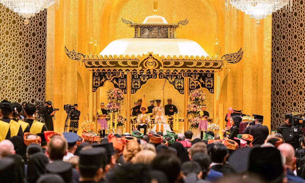 Trong nghi lễ chứng nhận hôn nhân, Hoàng tử Mateen được hộ tống lên bục nơi tiểu thư Anisha đang ngồi. Tiếp đến, 17 phát súng đại bác được bắn bên ngoài cung điện để chúc mừng. Ảnh sử dụng trong bài: @tmski