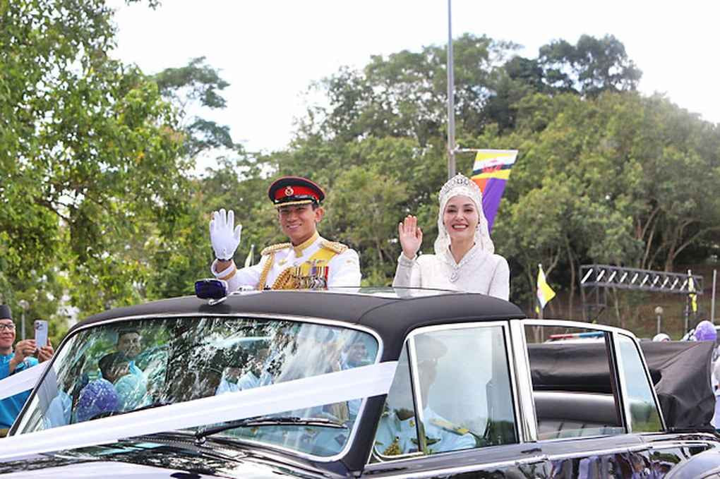 Vợ chồng Hoàng tử Mateen nở nụ cười rạng rỡ, liên tục vẫy tay chào công chúng.