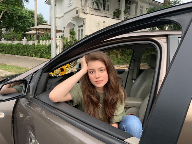 Ngoài ra đôi mắt sâu với thần thái ngút ngàn của hot girl này cũng là điểm thu hút khiến dân tình muốn ngắm mãi không chán.