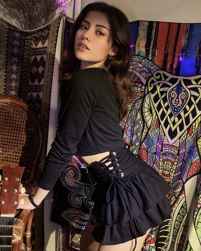 Sinh ra và lớn lên tại Úc và sau đó mới về Việt Nam, ban đầu Jezsi không rành tiếng Việt nhưng khoảng hơn 1 năm nay, cô bạn đã có thể giao tiếp thành thạo.