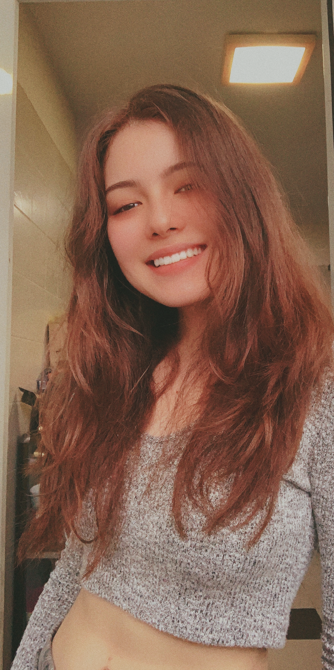 Nhưng không chỉ có thế, Jezsi còn có xuất thân khiến dân tình trầm trồ. Cô bạn là con gái của Chủ tịch Nguyễn Phi Vân - người sáng lập và phát triển Công ty World Franchise Associates khu vực Đông Nam Á, kiêm Chủ tịch Công ty Retail &amp; Franchise Asia, cố vấn về nhượng quyền thương hiệu cho Chính phủ Malaysia,…