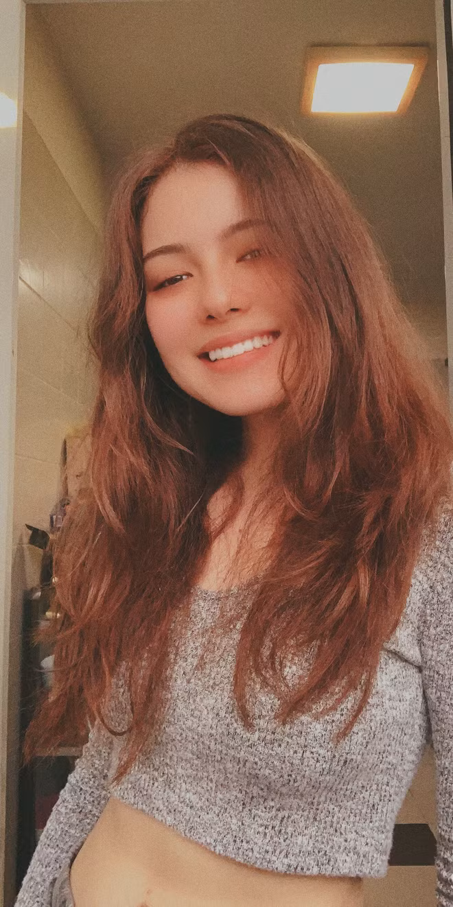 Nhưng không chỉ có thế, Jezsi còn có xuất thân khiến dân tình trầm trồ. Cô bạn là con gái của Chủ tịch Nguyễn Phi Vân - người sáng lập và phát triển Công ty World Franchise Associates khu vực Đông Nam Á, kiêm Chủ tịch Công ty Retail &amp; Franchise Asia, cố vấn về nhượng quyền thương hiệu cho Chính phủ Malaysia,…