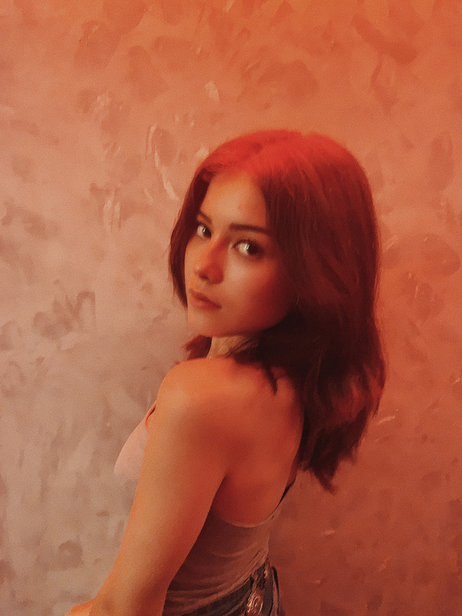 Theo dõi trang cá nhân của Jezsi trên MXH, thậm chí cô nàng còn cãi lộn được bằng tiếng Việt sau khi quen với nhiều bạn bè là rapper.