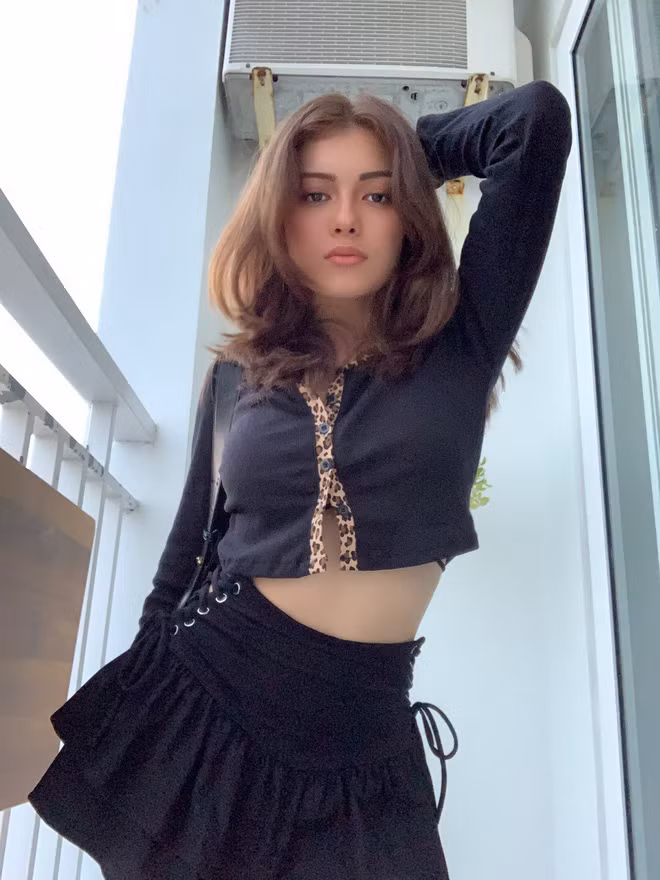 Về khoản nhan sắc, Jezsi có gương mặt và làn da nâu rất Tây, trông cực kì khoẻ khoắn và hiện đại.