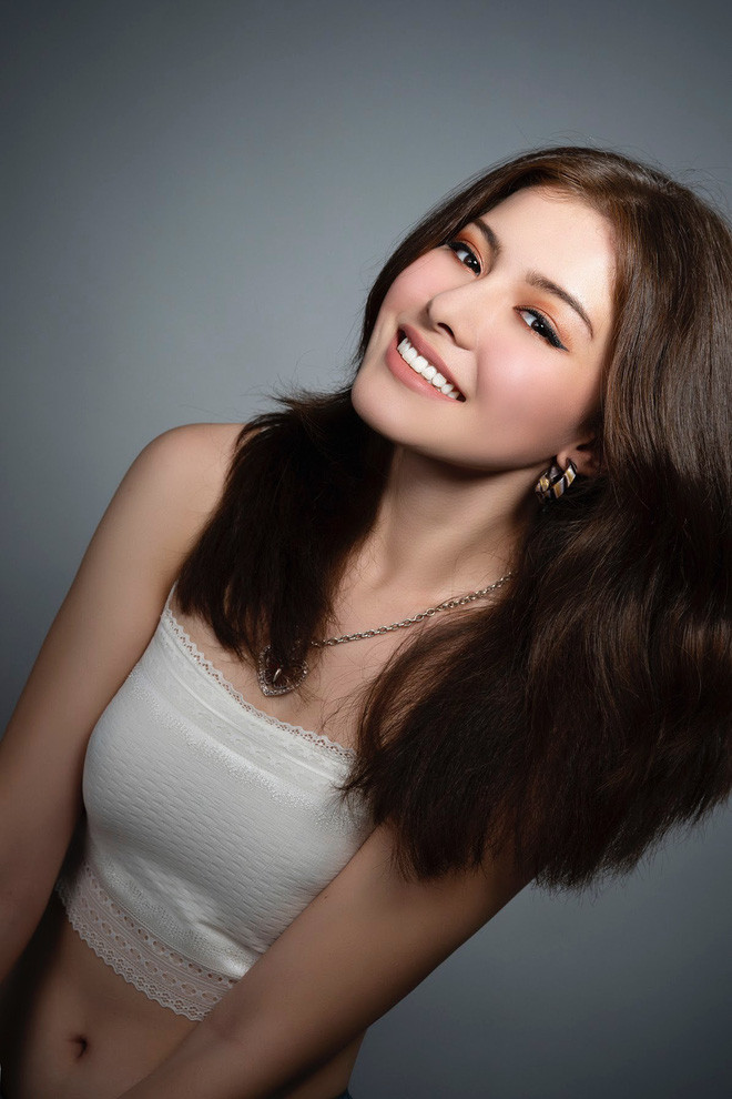 Jezsi là cái tên mới nhất gia nhập dàn hot girl lai gây chú ý bằng vóc dáng không phải bàn cãi. Ngay khi lên sóng, cô bạn này lập tức chiếm spotlight ầm ầm.