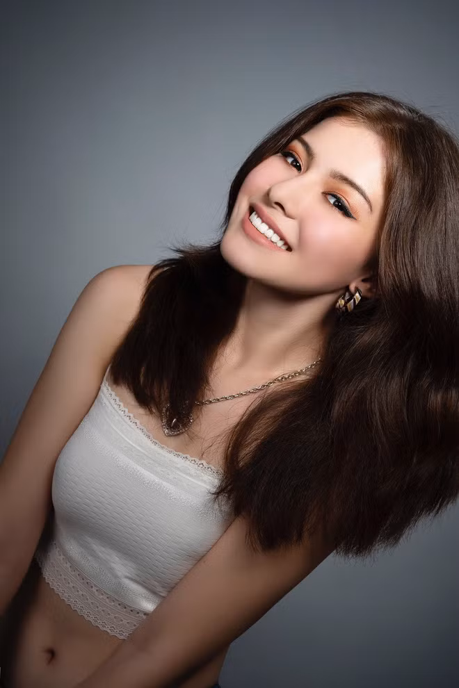 Jezsi là cái tên mới nhất gia nhập dàn hot girl lai gây chú ý bằng vóc dáng không phải bàn cãi. Ngay khi lên sóng, cô bạn này lập tức chiếm spotlight ầm ầm.