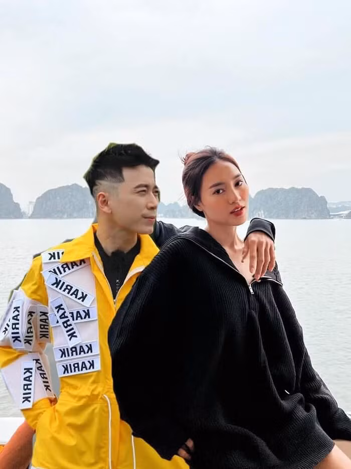 Trong số đó, bức ảnh của một "thánh sửa ảnh" ghép thêm Karik vào giữa Ninh Dương Lan Ngọc và Jun Phạm nhận được rất nhiều lượt thích từ cư dân mạng.