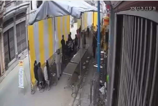 Dựng rạp ăn tất niên dưới lòng đường sẽ bị phạt nặng - Hình 2 Dung rap an tat nien duoi long duong se bi phat nang-Hinh-2