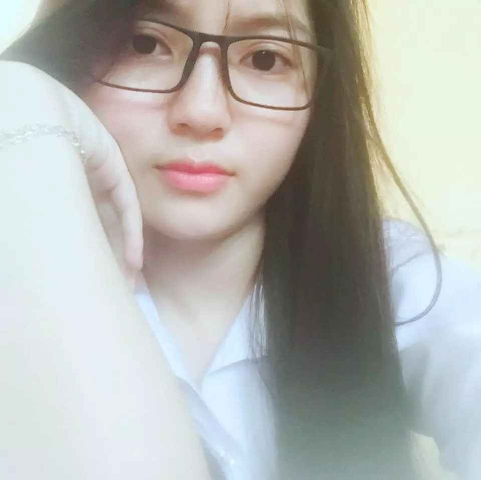 Nếu bạn trai chọn cách hạn chế chia sẻ ảnh đời sống riêng lên mạng xã hội thì Chu Thanh Huyền hoàn toàn ngược lại. Trong thời gian này khi Facebook bị tạm khóa thì trên một fanpage khác do chính cô nàng lập ra.