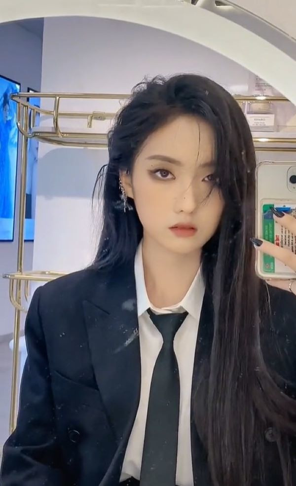 Dẫu không còn viral như thời gian trước, không đạt được con số triệu views, nhưng những clip TikTok của gái xinh vẫn duy trì sức hút nhất định với hàng trăm nghìn lượt xem.