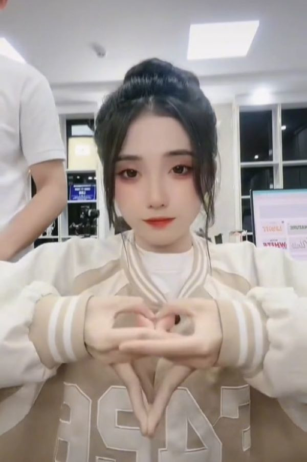 Trong nhiều ngày, dân mạng không ngừng soi "in tư" của cô gái xinh như hot girl Trung Quốc này, thậm chí Thu còn phải tắt mọi thông báo mạng xã hội vì quá nhiều người bình luận, nhắn tin trên trang cá nhân của cô.