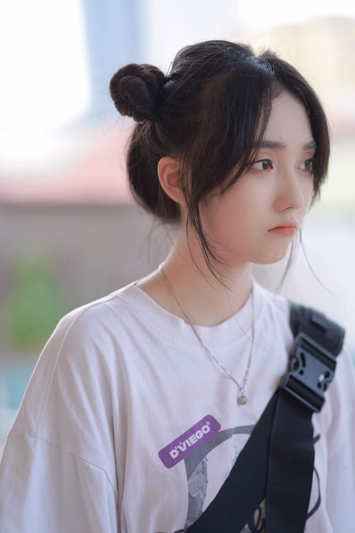 Trong khi nhiều bạn chơi khác lúng túng, im lặng hoặc bật cười, Hoài Thu cho thấy sự lanh lợi khi sử dụng các cử chỉ và ngôn ngữ cơ thể để đáp lại những câu hỏi như học ngành gì, tên gì... Gương mặt thanh thoát của cô bạn cũng gây ấn tượng mạnh mẽ đến người xem.