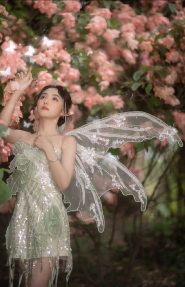 Trên TikTok cá nhân, 10X thường đăng tải những khoảnh khắc chơi bóng rổ, đi chơi, đi học hay những khi quay clip biến hình bắt trend thì "lồng lộn" hơn một chút. Hoài Thu cũng không đổi style mà trung thành với kiểu tóc đen dài, ăn mặc thoải mái, trẻ trung, năng động.