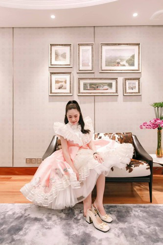 "Nữ đại gia quận 7" Đoàn Di Băng nổi tiếng là nhân vật chịu chơi và chịu chi trong thời gian qua khi những hình ảnh cô đăng lên "ngập mùi tiền".