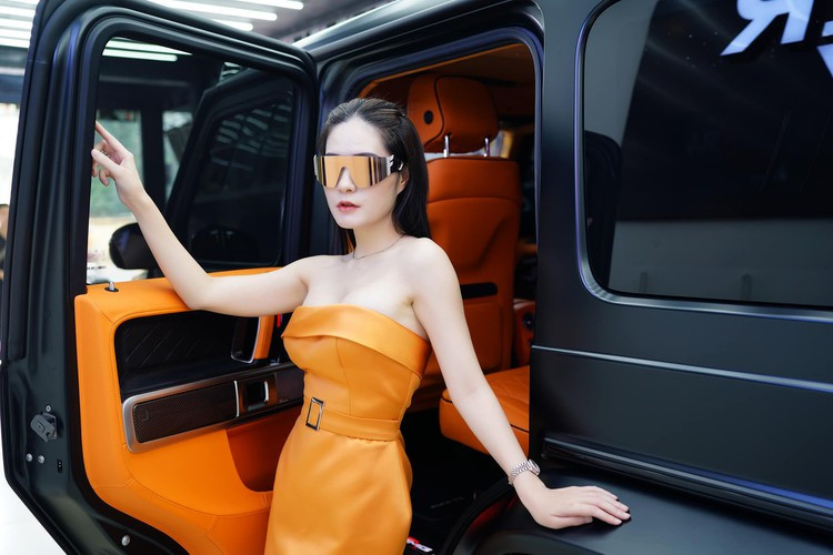 Những bức ảnh chụp bên dàn xế khủng của Đoàn Di Băng được netizen truyền tay nhau.