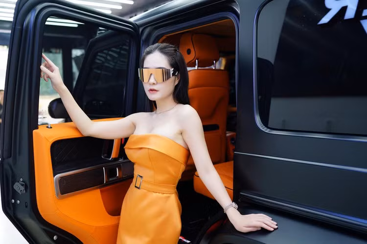 Những bức ảnh chụp bên dàn xế khủng của Đoàn Di Băng được netizen truyền tay nhau.